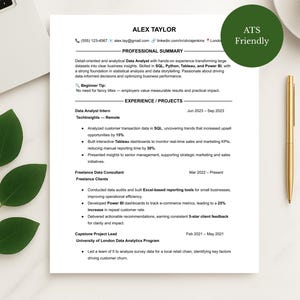 Puede incluir: Un currículum vitae de analista de datos, Alex Taylor, se muestra en una superficie blanca. El currículum incluye un resumen profesional, experiencia y proyectos. Un bolígrafo dorado y una taza de café están junto al currículum. Una ramita verde y un portátil también están en la imagen.