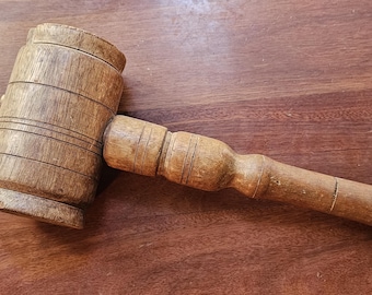 Vintage Wooden Gavel – Hand-Turned Oak Auctioneer’s Mallet, Mid-Century Courtroom or Lodge Collectible