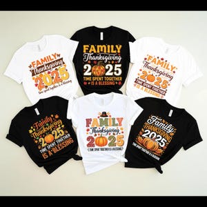Puede incluir: Varias camisetas blancas y negras con el texto "Family Thanksgiving 2025" y un diseño de calabaza. Las camisetas también incluyen la frase "Time spent together is a blessing."