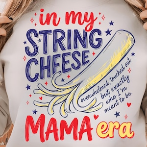Könnte beinhalten: Ein helles T-Shirt mit den Worten "in my STRING CHEESE MAMA era" in roter und blauer Schrift. Eine Grafik mit Käsefäden ist abgebildet. Das Shirt enthält auch den Text "overwhelmed, touched out but exactly who I'm meant to be."