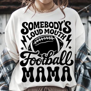 Bouche forte Football maman PNG SVG, football maman Png, sweat football maman, sweat automne, sweat football, sweat maman