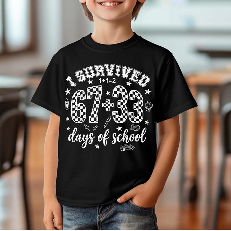 以下が含まれることがあります： 「I SURVIVED 1+1=2 67+33 days of school」の白文字がプリントされた黒いTシャツ。67と33の数字は市松模様。Tシャツはクルーネックで半袖です。