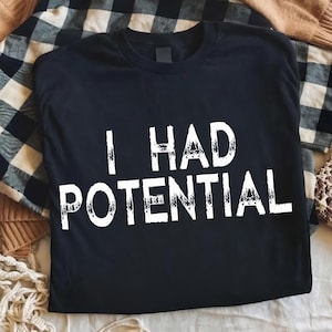 Pode incluir: Um conjunto de três canecas de cerâmica com uma cobertura salpicada de cor creme. Cada caneca apresenta um design pintado à mão diferente: uma folha azul e verde, uma flor amarela e laranja e uma baga vermelha e rosa. As canecas têm uma forma simples e arredondada.