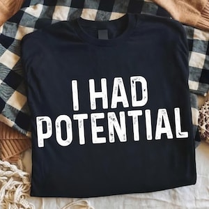 Pode incluir: Uma placa de madeira rústica com a frase "Welcome to our home" em letras brancas. A placa apresenta um acabamento desgastado e um design simples e acolhedor, ideal para uma varanda ou entrada.