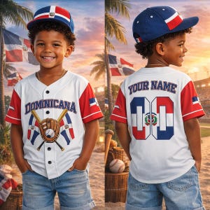Può includere: Una maglia da baseball bianca con maniche rosse e un berretto abbinato, con i colori della bandiera dominicana. La maglia ha la scritta "Dominicana" e una grafica di guanto da baseball. Sul retro c'è la scritta "YOUR NAME" e il numero "00".