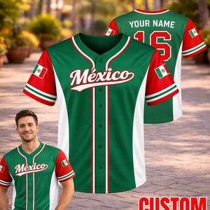 Könnte beinhalten: Grünes, weißes und rotes Baseball-Trikot mit "México" in weißer Schrift. Das Trikot zeigt die mexikanische Flagge auf dem Ärmel sowie den Text "Your Name" und die Nummer 15 auf dem Rücken. Erhältlich in Erwachsenen-, Kinder- und Jugendgrößen.
