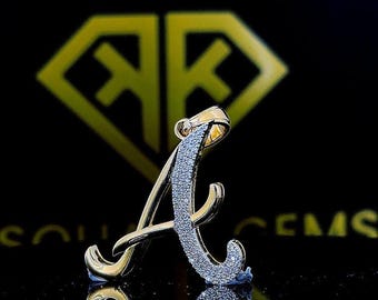 Charm inicial con pavé de moissanita: colgante con letra en plata de ley bañada en oro amarillo