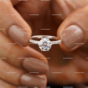 Okrągły pierścionek zaręczynowy z Moissanite Pave z oprawą Peekaboo Floral Basket, minimalistyczna obrączka ślubna dla niej, delikatne prezenty rocznicowe dla niej