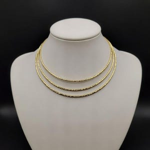 Ras de cou texturé doré triple épaisseur - Collier dynamométrique multirangs en laiton - Collier ouvert minimaliste superposé - Bijoux tendance bohème moderne