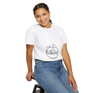 Camiseta Sleepy Cat Noodle: un regalo adorable para los amantes de los gatos, camiseta unisex acogedora de animales, corte holgado, camiseta de dibujos animados kawaii, ropa cómoda para el día a día.