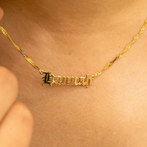 Naamketting vleermuis, gepersonaliseerde oudengelse naamketting met vleermuis, oudengelse letterketting, oudengelse naamsieraden, cadeau voor vleermuisliefhebber