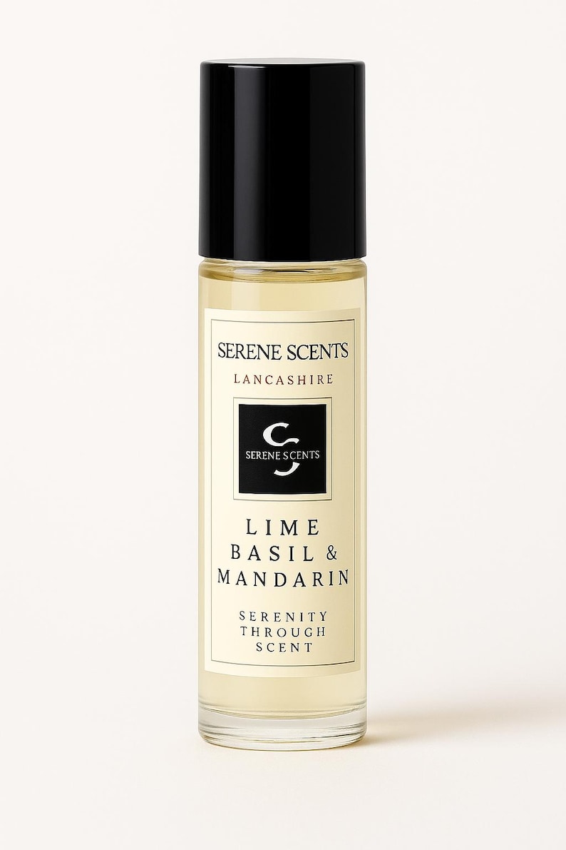 K&ouml;nnte beinhalten: Eine transparente Glasflasche mit schwarzem Deckel, beschriftet mit "Serene Scents" und "Lime Basil & Mandarin". Das Etikett tr&auml;gt auch den Text "Serenity Through Scent". Die Flasche enth&auml;lt eine hellgelbe Fl&uuml;ssigkeit.
