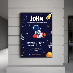 Puede incluir: Una invitación de cumpleaños enmarcada con temática espacial. La invitación presenta el nombre "JOHN" en blanco, junto con un astronauta en un cohete. La fecha y hora son sábado, 20/05, 18:30 HS, con una dirección y las palabras "Confirmar asistencia".