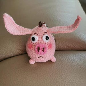Handmade Crochet Pig Keychain – Cute Amigurumi Animal Plush Bag Charm with Funny Expression, Kawaii Gift for Kids or Pig Lovers