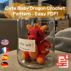 Peut inclure: Un bébé dragon au crochet rouge et orange dans un bocal en verre. Le dragon a des yeux noirs et de petites ailes. Le texte "Cute Baby Dragon Crochet Pattern - Easy PDF!" est en haut. Une pancarte dit "Who will!" avec une ligne.