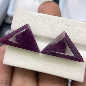 Par de rubíes naturales, talla trillón especial, gemas sueltas para hacer pendientes.