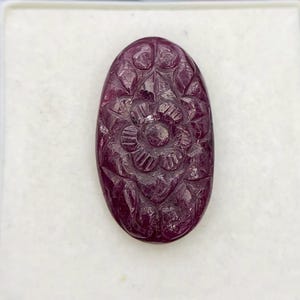 Cabochon ovale en rubis naturel sculpté à la main, à dos plat, pour la joaillerie.
