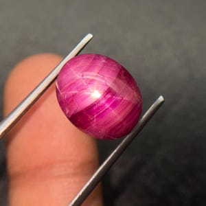 Può includere: Un set di tre tazze in ceramica con finitura opaca e macchiettata. Le tazze sono nei toni del crema, grigio chiaro e grigio scuro. Ogni tazza ha un design semplice e minimalista, ideale per caffè o tè.