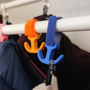 Può includere: Una tazza di ceramica bianca con manico nero e la scritta "But First, Coffee" in nero, in grassetto. La tazza è su una superficie bianca.