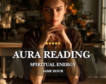 Peut inclure: Une personne aux cheveux foncés portant un haut à motifs sombres, assise derrière une table avec des cartes de tarot. Le texte indique AURA READING, SPIRITUAL ENERGY et SAME HOUR, avec cinq étoiles jaunes. L'éclairage est chaud et tamisé.