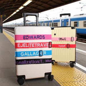 Może przedstawiać: Dwie walizki na kółkach, jedna biała i jedna żółta, stoją na peronie. Biała walizka ma cztery kolorowe paski z haftowanym tekstem: "EDWARDS", "EJEITETRAVE", "GALLAGHER" i "onalization: T. Mur". Żółta walizka ma dwa paski z tekstem.