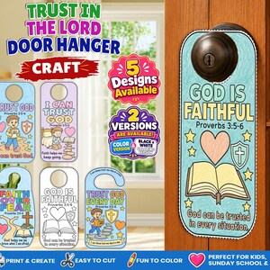 Op de afbeelding: Een set printbare deurhanger-knutselwerkjes met religieuze thema's en bijbelverzen. De ontwerpen bevatten illustraties van kinderen, harten, schilden en open boeken met teksten zoals Trust God, Faith Over Fear en God Is Faithful.