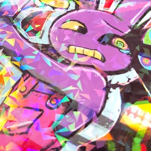 Pode incluir: Um autocolante retangular com um acabamento hologr&aacute;fico vibrante e um padr&atilde;o geom&eacute;trico prism&aacute;tico. A ilustra&ccedil;&atilde;o mostra uma personagem roxa estilizada com olhos amarelos e uma express&atilde;o de dentes cerrados sobre um fundo abstrato colorido.
