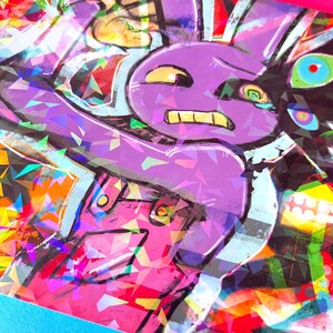 Pode incluir: Uma impress&atilde;o de arte retangular apresentando um personagem de desenho animado roxo com orelhas grandes e express&atilde;o angustiada, vestindo um macac&atilde;o rosa. A imagem &eacute; sobreposta com um padr&atilde;o hologr&aacute;fico geom&eacute;trico de vidro quebrado.