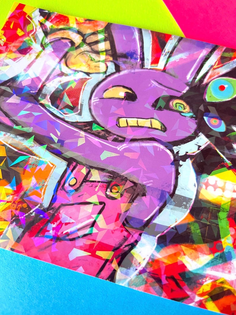 Pode incluir: Uma impress&atilde;o de arte retangular apresentando um personagem de desenho animado roxo com orelhas grandes e express&atilde;o angustiada, vestindo um macac&atilde;o rosa. A imagem &eacute; sobreposta com um padr&atilde;o hologr&aacute;fico geom&eacute;trico de vidro quebrado.