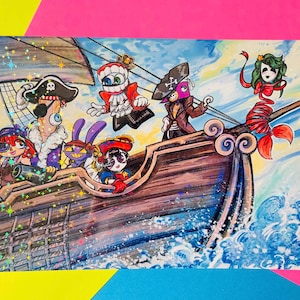Pode incluir: Uma impressão artística retangular com uma ilustração colorida de um navio pirata de madeira navegando em ondas azuis. O navio é povoado por vários personagens de desenhos animados, incluindo uma sereia na proa, tudo em um estilo holográfico vibrante.