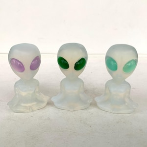 2.3&quot;+ Opal Stone Quartz Alien Skull,Crystal Quartz,Alien Skull,Crystal Alien Skull,Home Decoration,Crystal Gifts,Crystal Specimen 1PC