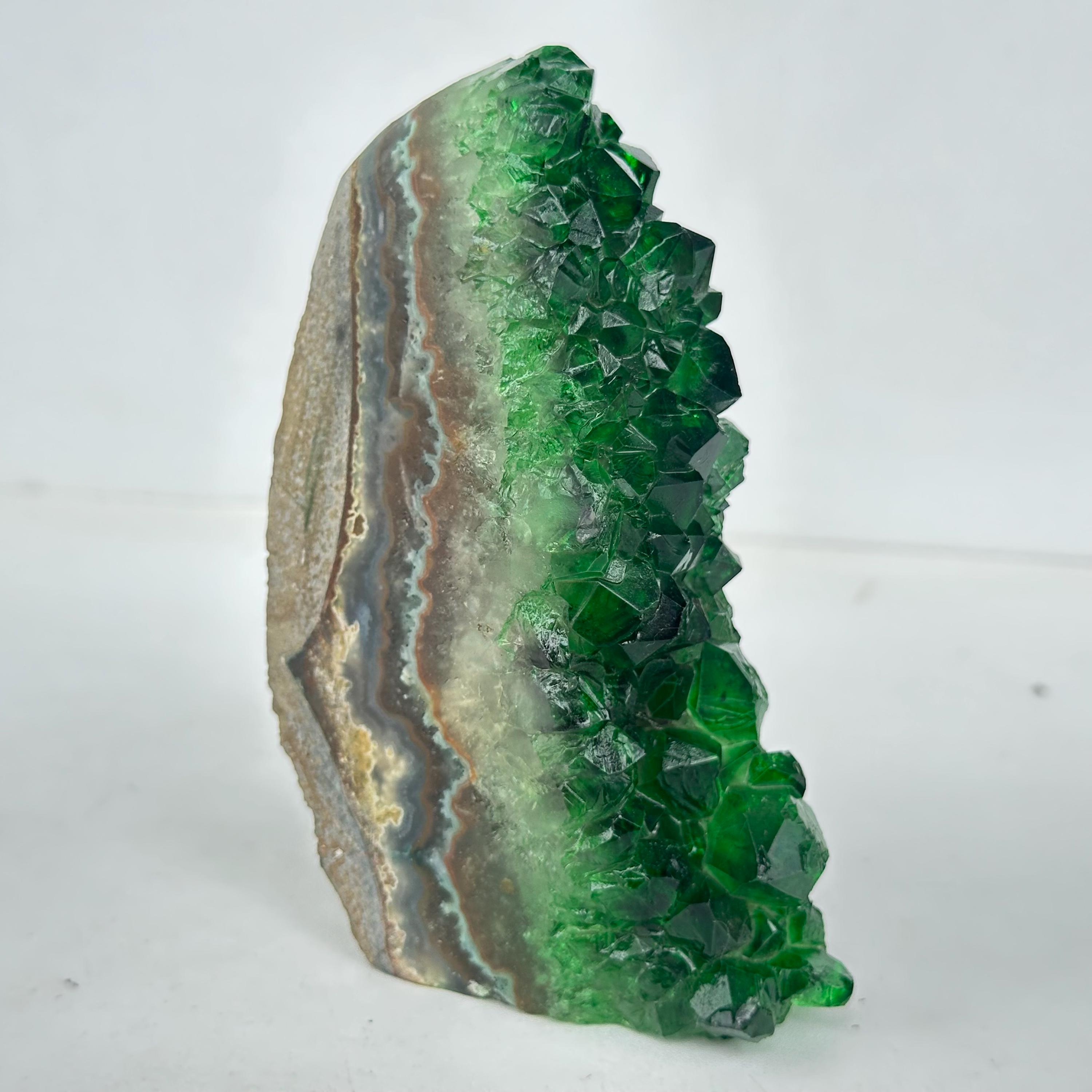 美しい緑色のジオード水晶クラスター、水晶、鉱物晶洞標本、水晶