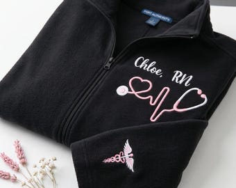 Chaqueta de enfermera personalizada - Chaqueta polar con cremallera y monograma de enfermera - Chaqueta con bolsillos - Regalo de graduación de enfermería para mujeres/hombres