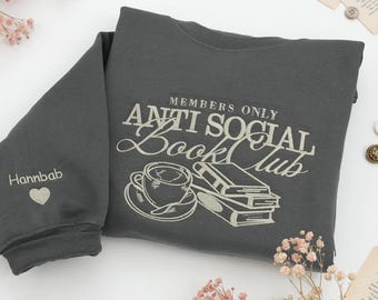 刺繍入りアンチソーシャルブッククラブ クルーネック - オーダーメイドのブックワームセーター - パーソナライズされた読書好きへのギフト