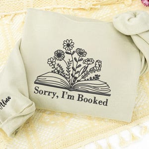 Bluza z nadrukiem „Przepraszam, że mam wolne” | Koszulka z haftem Bookish | Prezent dla mola książkowego | Spersonalizowana koszulka do czytania | Bookaholic, prezent dla miłośnika książek