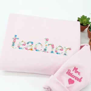 Sudadera para profesor/a - Sudadera con letras florales bordadas personalizadas - Sudadera con capucha personalizada con nombre para profesor/a - Regalo de cumpleaños o regreso a clases