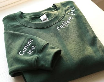 Moletom com texto bordado personalizado na gola - Iniciais personalizadas na manga - Escolha a fonte e a cor da linha - Moletom com frase