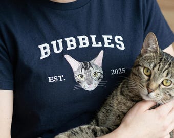 写真から猫の顔と名前を刺繍したカスタムTシャツ - ペットの肖像画入り人間用Tシャツ - 彼女への猫刺繍 - 猫好きママへのギフト