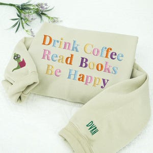 Sudadera bordada con texto "Beber café, leer libros, ser feliz" / Camisa bordada multicolor / Camisa bordada colorida / Sudadera con capucha con letras arcoíris