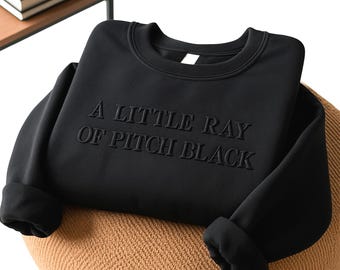 A Little Ray of Pitch Black Sweatshirt: Gepersonaliseerde geborduurde Halloween-ronde hals, grappig cadeau voor beste vriend, verjaardagscadeau vriend