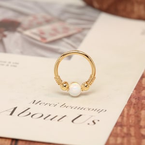 Anillo de nariz con ópalo dorado envuelto, alambre de acero quirúrgico 316L, aro para nariz, piercing de septum, hélix y cartílago, joyería minimalista, regalo para ella.