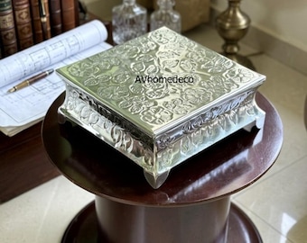 Vintage-inspirierter silberner Kuchenständer für Hochzeiten und Luxusveranstaltungen