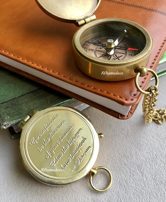 Boussole Antique En Laiton Gravé – étui En Cuir Véritable, Inspiration Pirate, Instrument De Navigation, Cadeau Fait Main