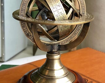 スペイン語またはイタリア語のヴィンテージの古い地球儀、木製スタンド