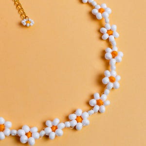 Daisy Beaded Choker: Y2K Floral Seed Bead Necklace