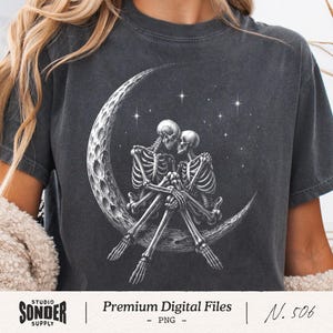 Couple squelette lune PNG, oeuvre d'art gothique amour, clipart romantique sombre, Illustration d'os célestes, chemise étoiles ciel nocturne impression DTF vintage