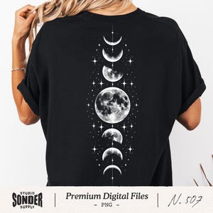 Może przedstawiać: Czarny t-shirt z pionowym nadrukiem graficznym na plecach. Wzór przedstawia cykl księżycowy w kolorze białym, ukazujący fazy księżyca od półksiężyca do pełni, otoczone małymi czteroramiennymi gwiazdami ułożonymi w liniowy wzór.