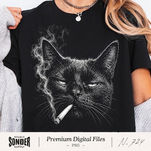 Pode incluir: Uma t-shirt preta com uma ilustração gráfica branca de um gato com olhos semicerrados e um cigarro aceso na boca, com volutas de fumo. O texto Studio Sonder Supply Premium Digital Files N. 724 é visível.
