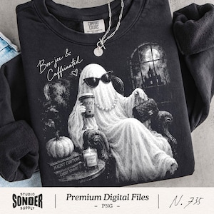 Puede incluir: Una sudadera negra con el gráfico de un fantasma con gafas de sol y un collar de perlas, sosteniendo una taza de café con la etiqueta Boo-jee. El estampado incluye una calabaza, libros titulados Haunt Couture y Ghost Stories, y el texto Boo-jee & Caffeinated.