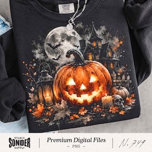 Puede incluir: Una sudadera negra con un estampado gráfico de una calabaza iluminada, una casa encantada, una luna llena con murciélagos, un farol, velas, una calavera y hojas de otoño. La etiqueta del cuello muestra el texto Comfort Colors.